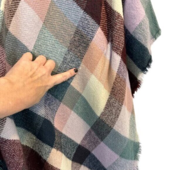 Jessica Simpson | Women's Plaid Fringe Poncho One Size - Picture 12 of 13